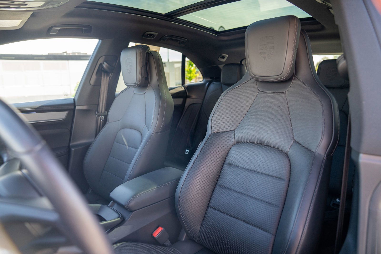 Certified 2025 Porsche Macan 4 Electric AWD/4WD image 5