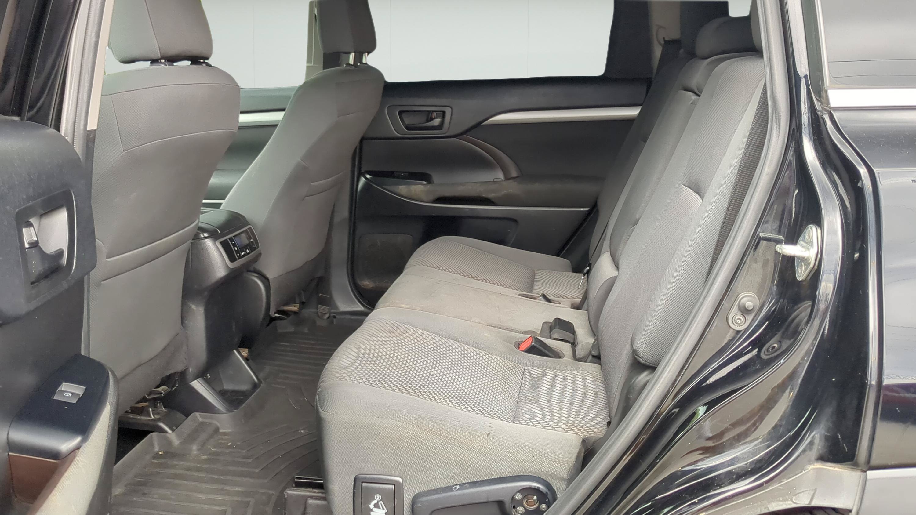 Used 2019 Toyota Highlander LE FWD image 20