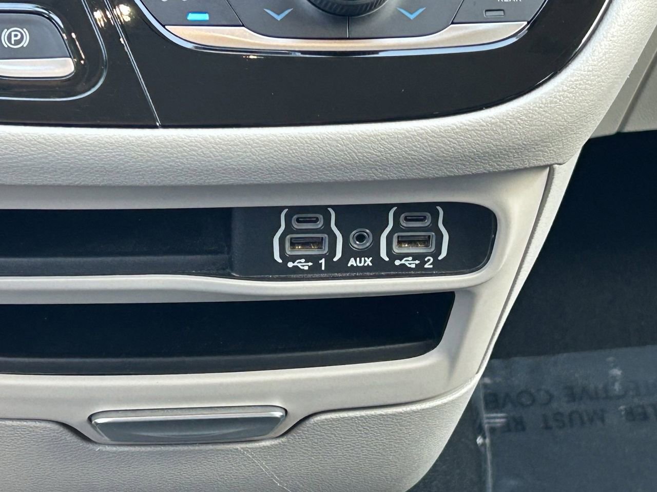 Used 2023 Chrysler Pacifica Touring-L image 23