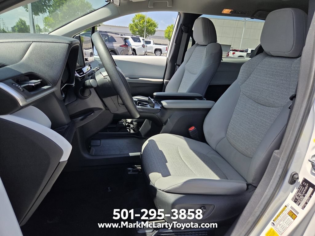 Used 2025 Toyota Sienna LE FWD image 9