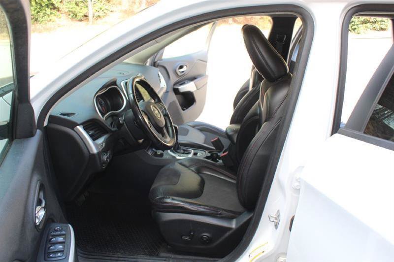 Used 2018 Jeep Cherokee Trailhawk AWD/4WD image 10