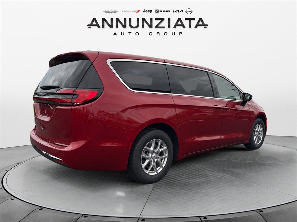 New 2026 Chrysler Pacifica Select image 5