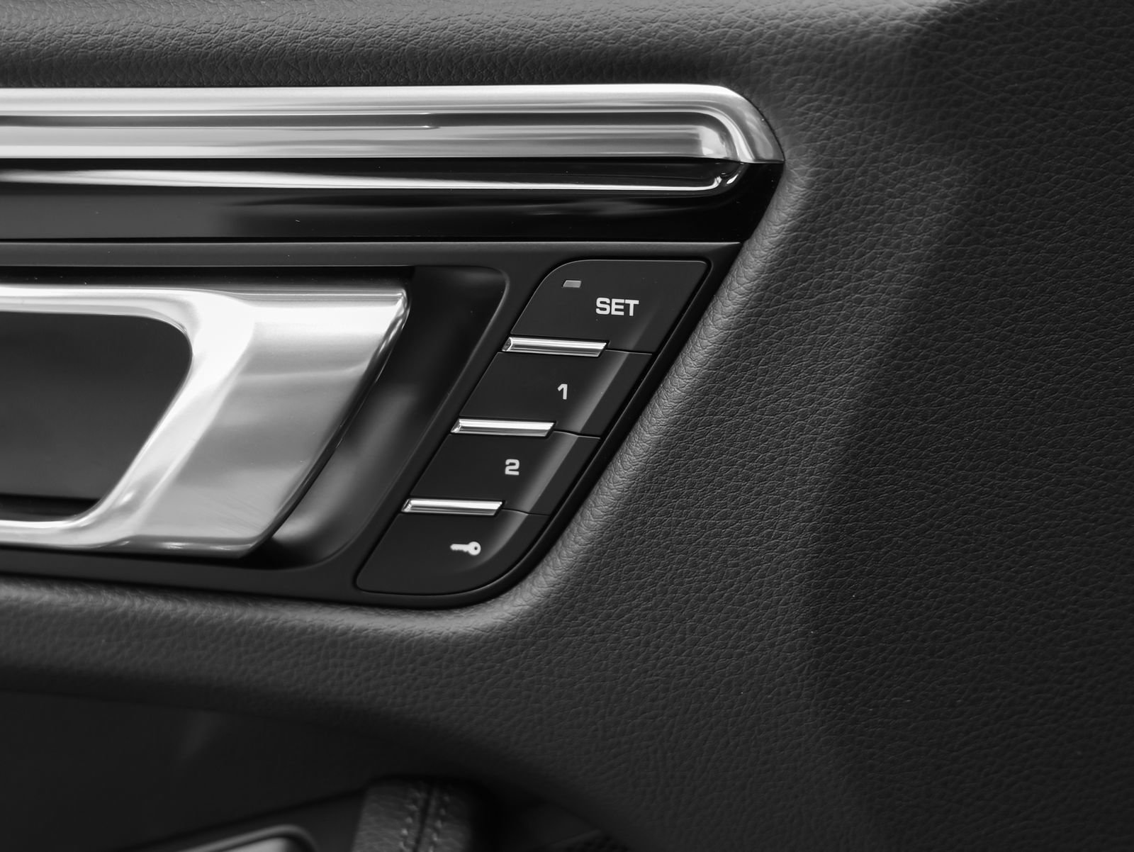 Certified 2026 Porsche Macan AWD/4WD image 28