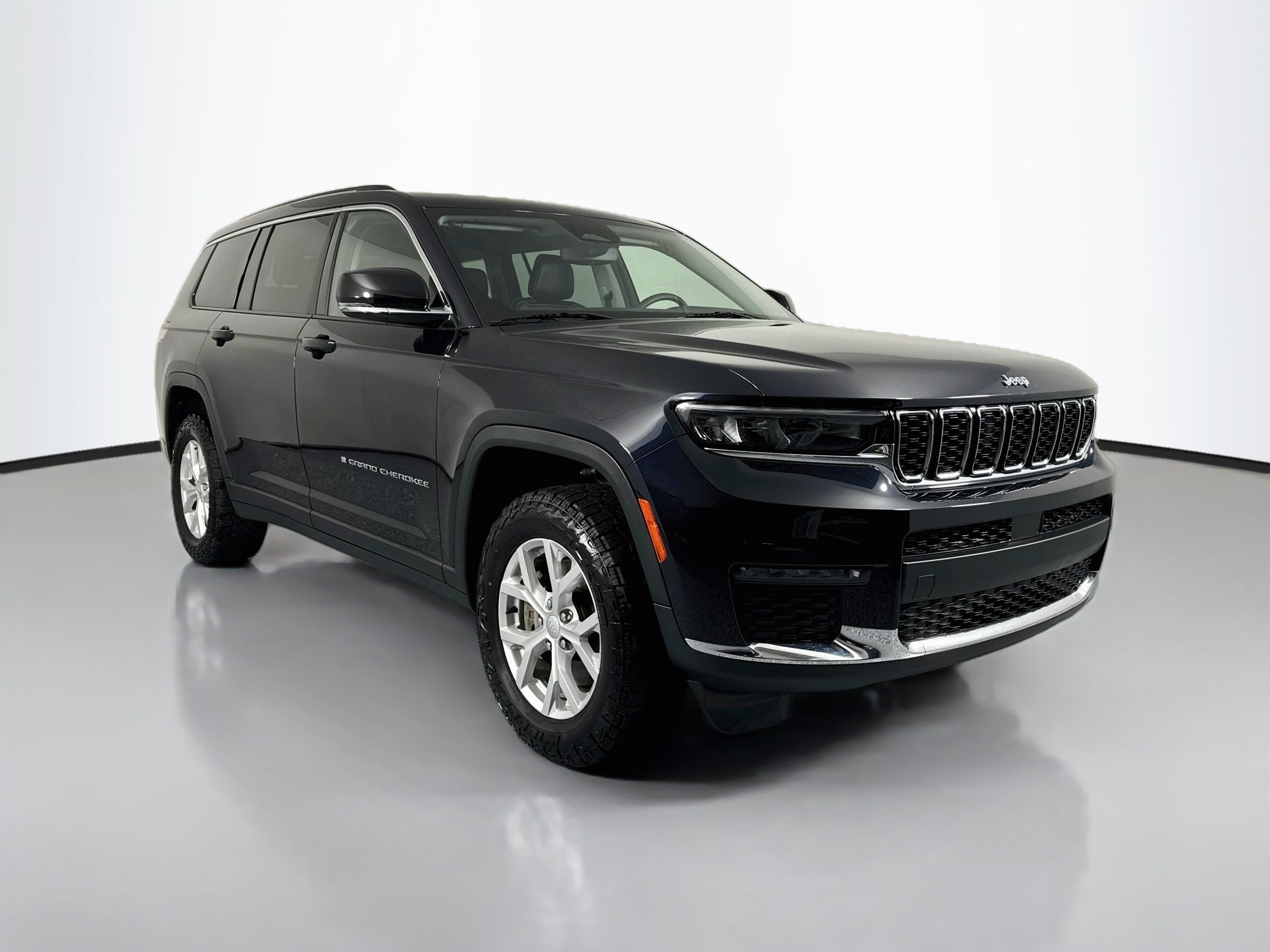 Used 2023 Jeep Grand Cherokee L Limited w/ Trailer Tow Group (B) AWD/4WD image 3