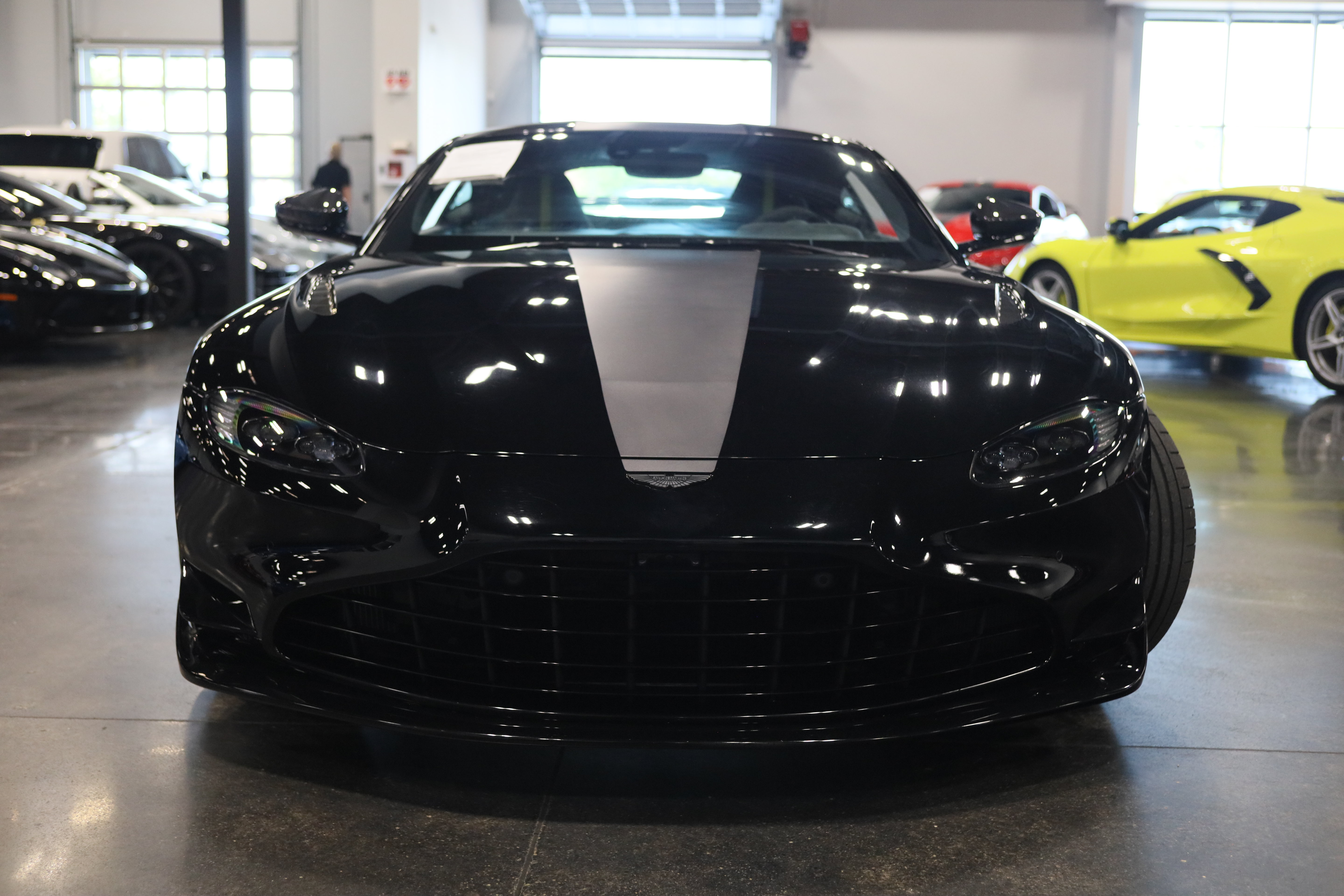 Used 2023 Aston Martin V8 Vantage Coupe RWD image 2