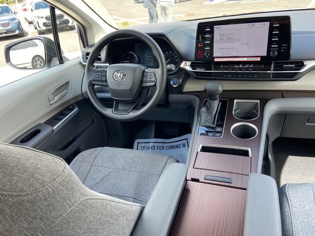 Used 2024 Toyota Sienna LE image 12