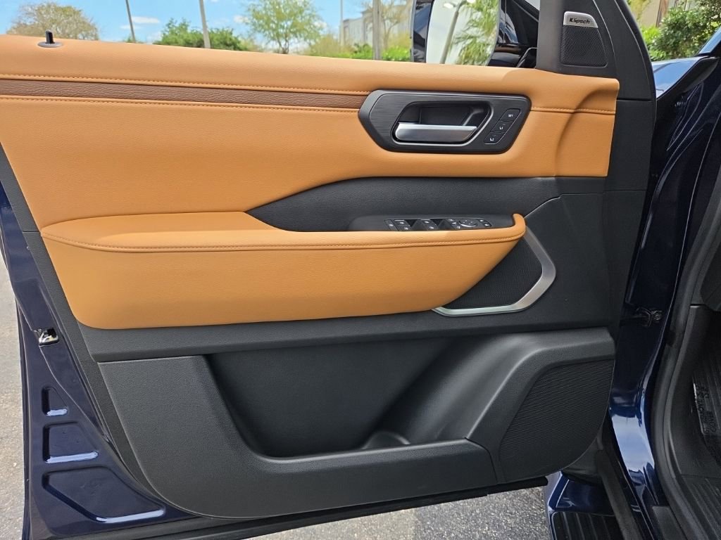 Used 2025 Nissan Armada Platinum Reserve image 31