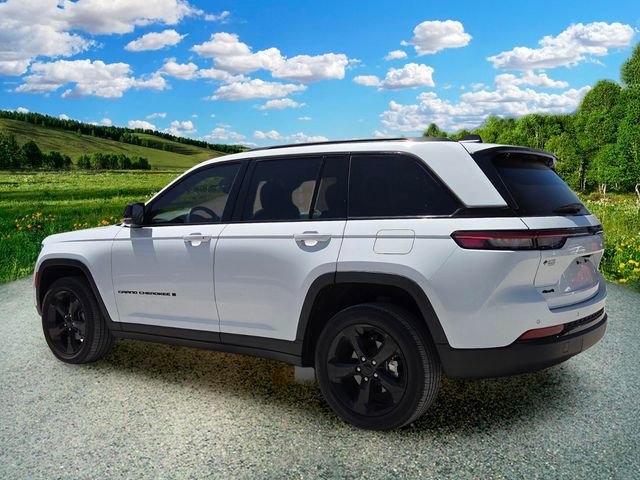 Used 2023 Jeep Grand Cherokee Altitude AWD/4WD image 4