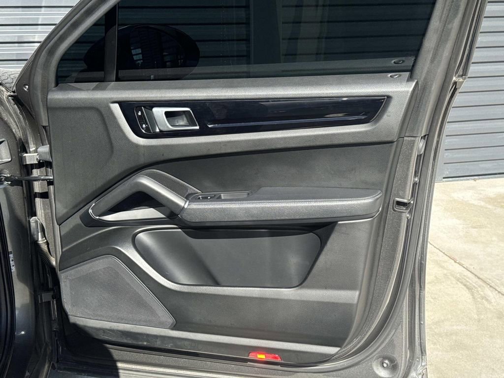 Used 2021 Porsche Cayenne image 19