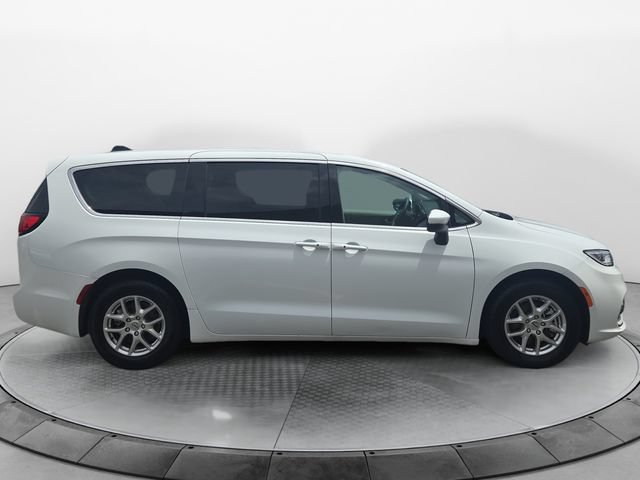 Used 2023 Chrysler Pacifica Touring-L FWD image 6