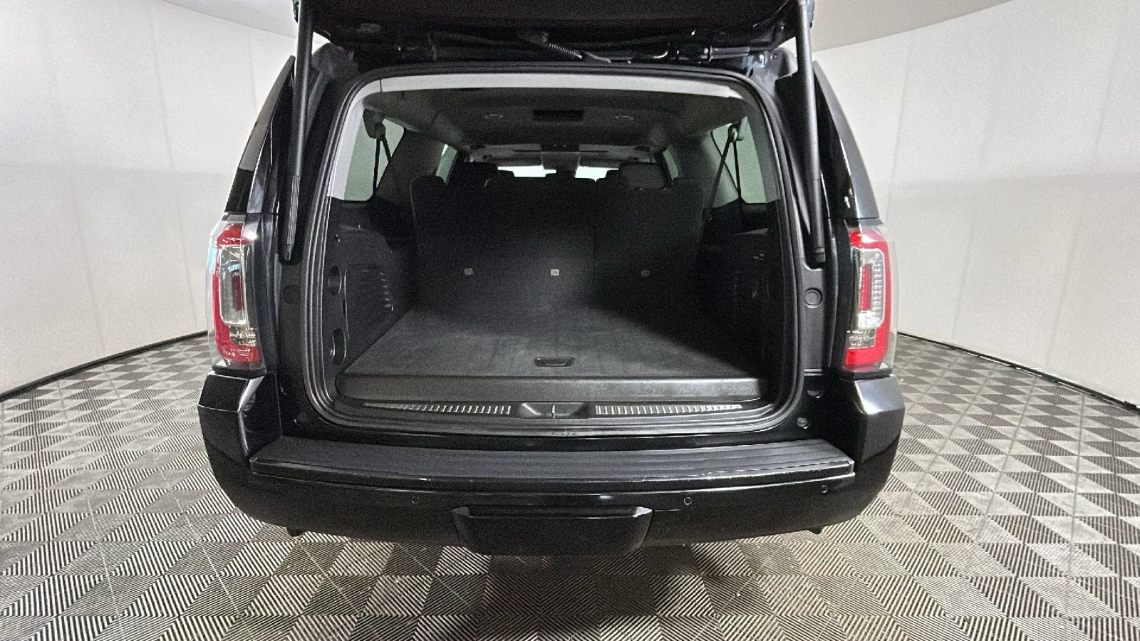 Used 2020 GMC Yukon XL Denali w/ Open Road Package AWD/4WD image 30