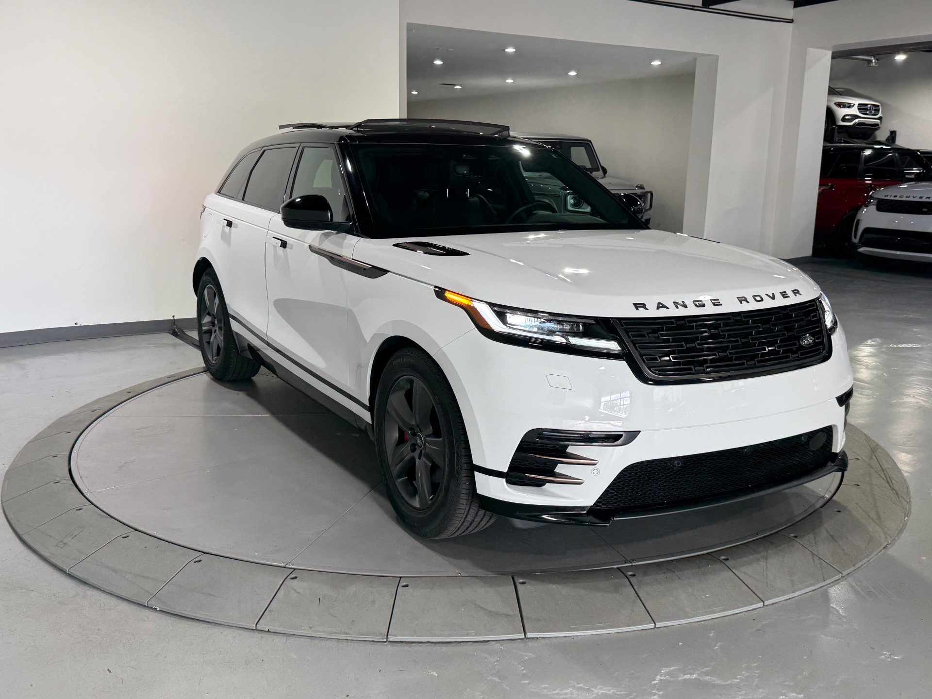 Used 2024 Land Rover Range Rover Velar Dynamic SE AWD/4WD image 6