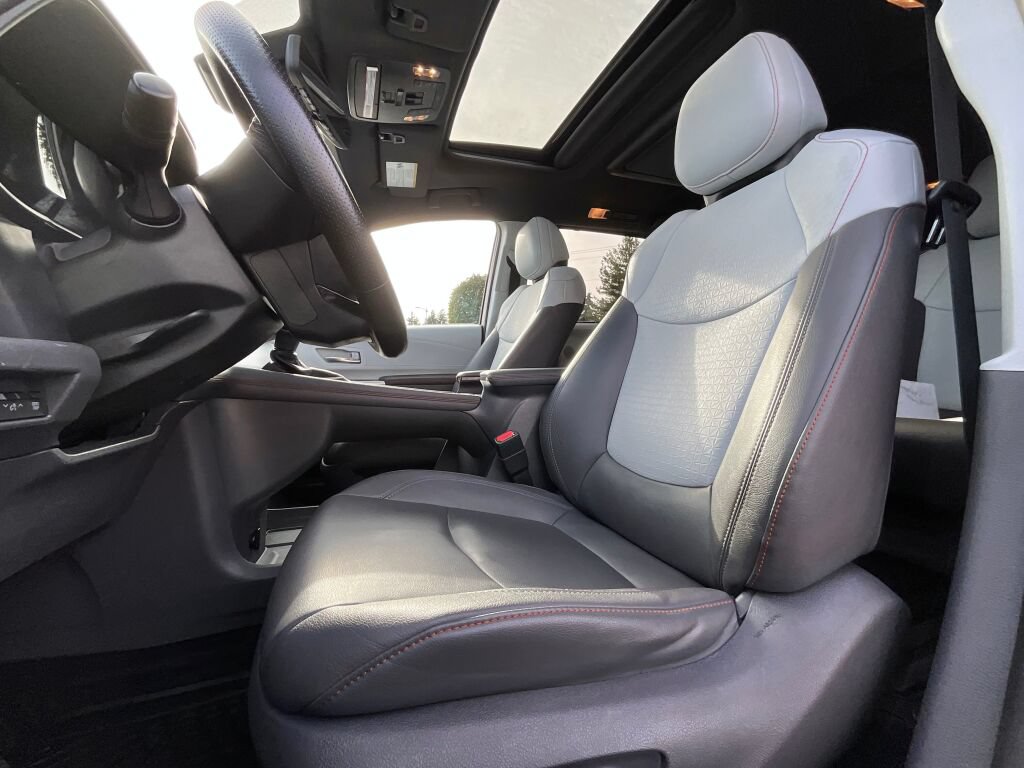 Used 2021 Toyota Sienna XSE FWD image 9