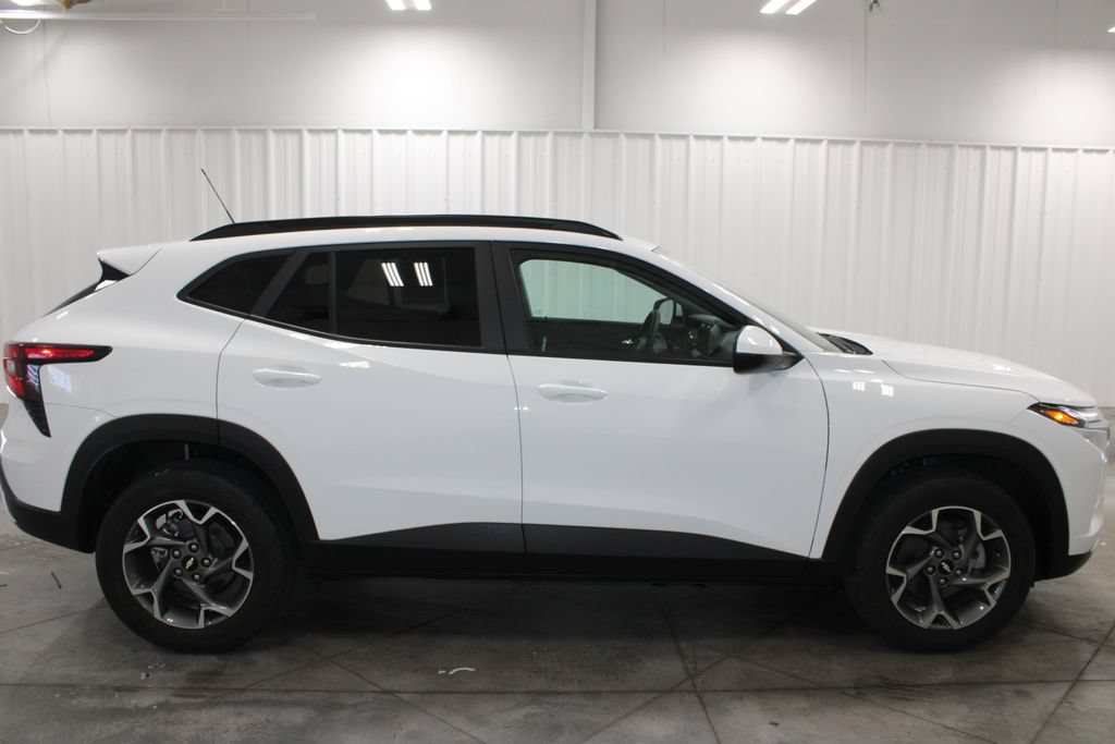Used 2025 Chevrolet Trax LT FWD image 11