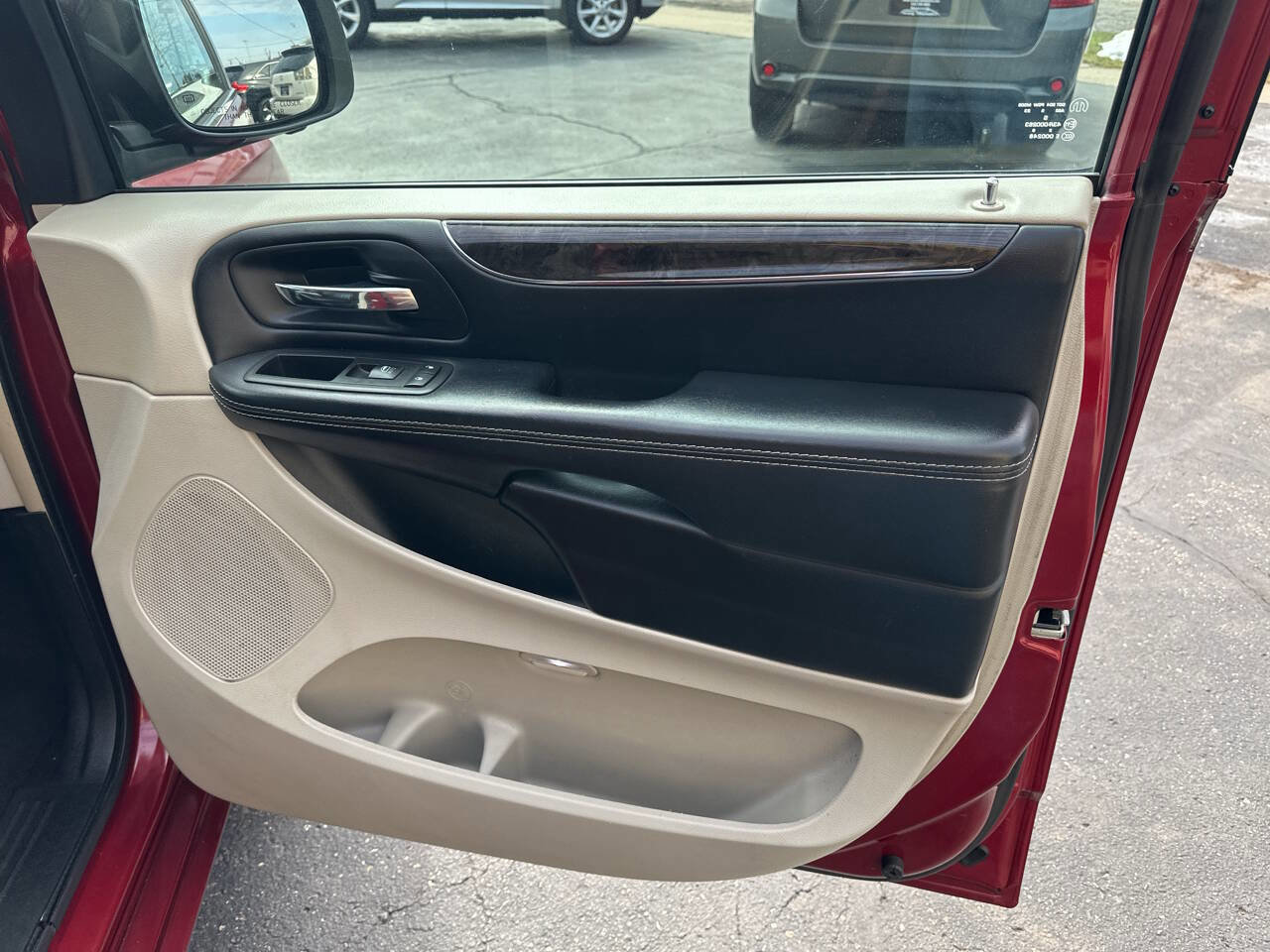 Used 2016 Chrysler Town & Country Touring image 12