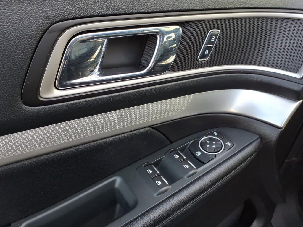 Used 2017 Ford Explorer XLT w/ Equipment Group 202A FWD image 14