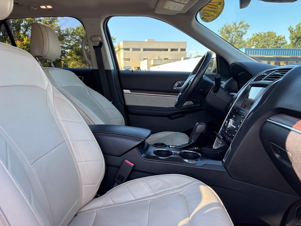Used 2019 Ford Explorer Limited w/ Limited Luxury Package FWD image 31