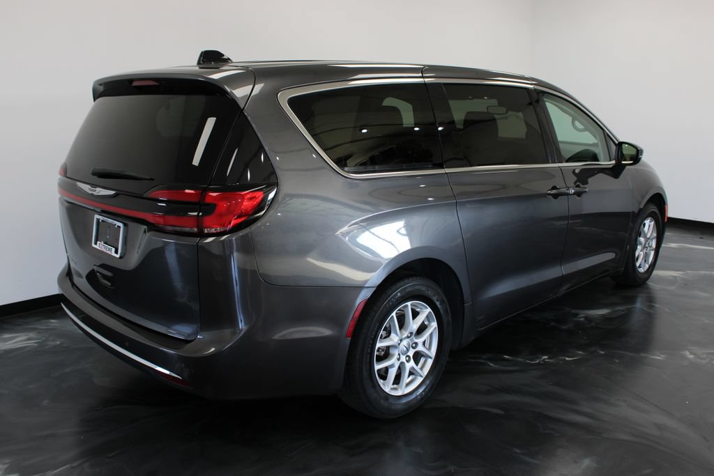 Used 2023 Chrysler Pacifica Touring-L FWD image 26