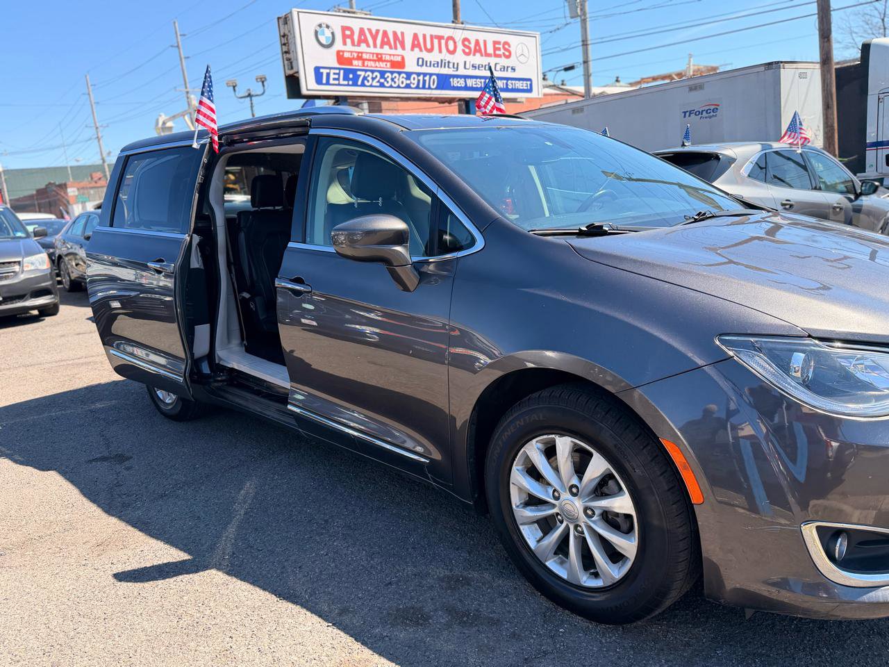 Used 2019 Chrysler Pacifica Touring-L image 27