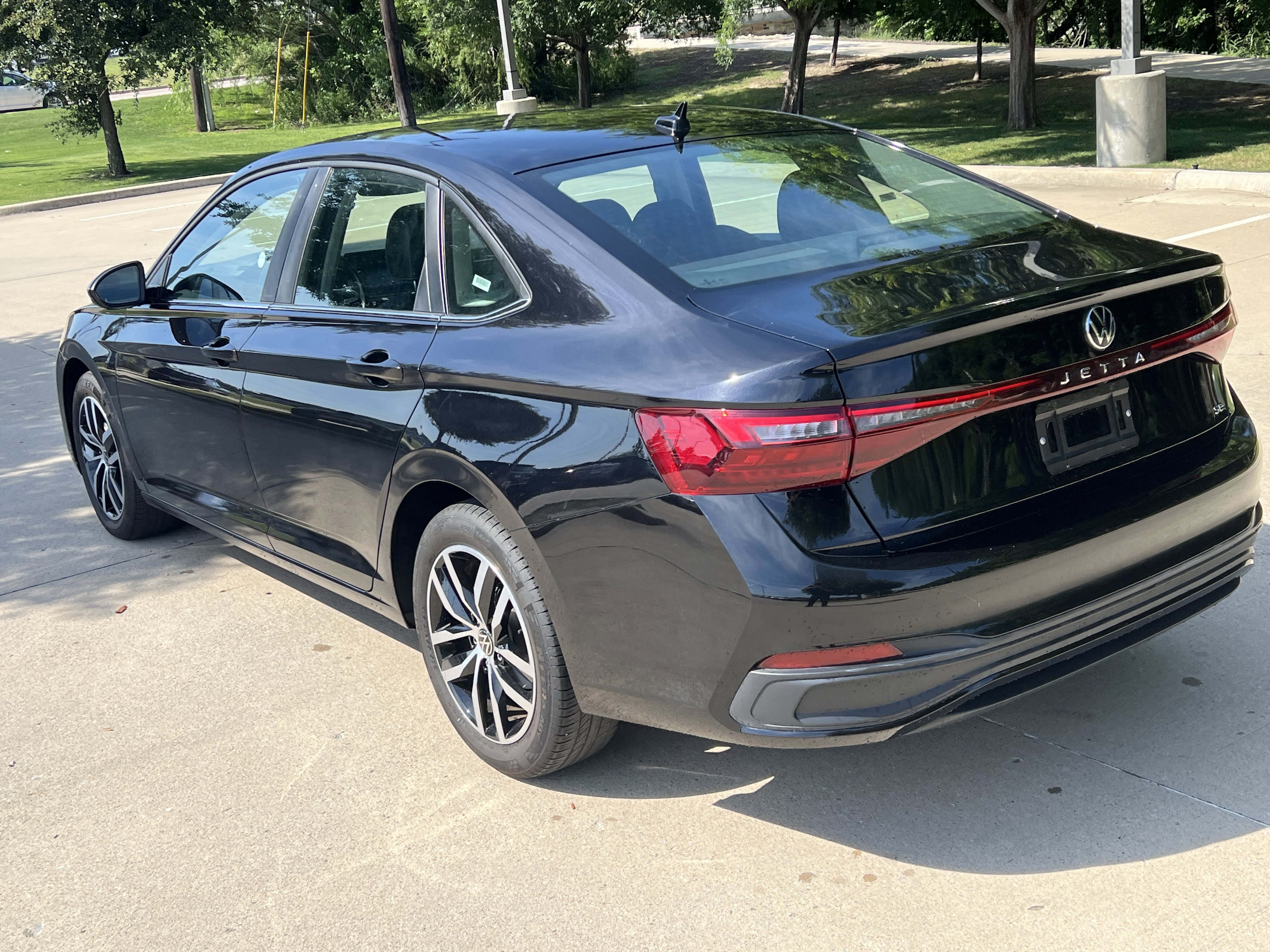 Used 2025 Volkswagen Jetta SE FWD image 8