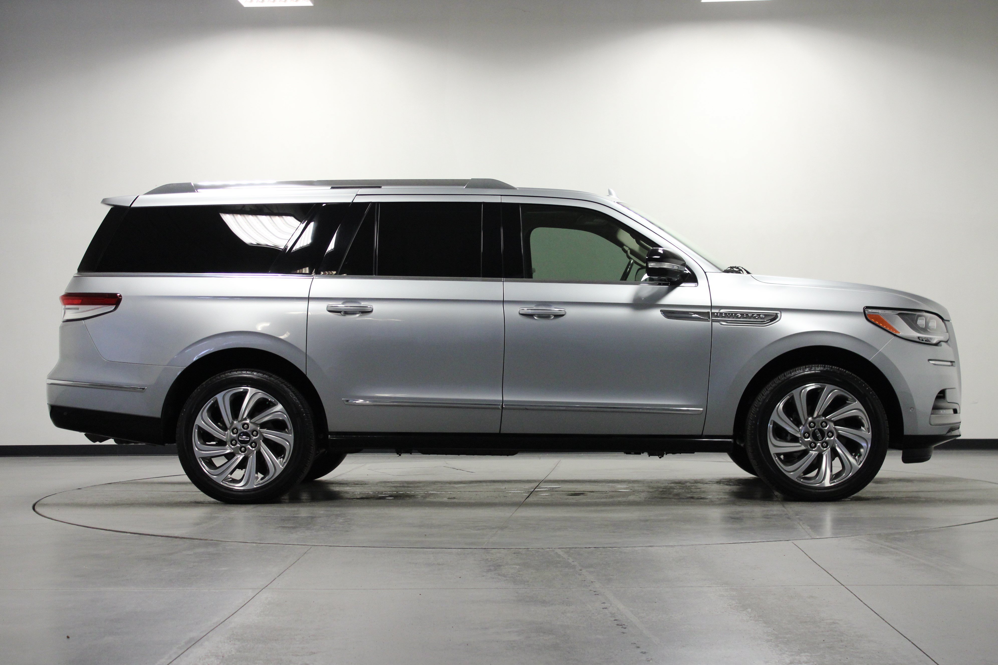Used 2024 Lincoln Navigator L Reserve AWD/4WD image 3