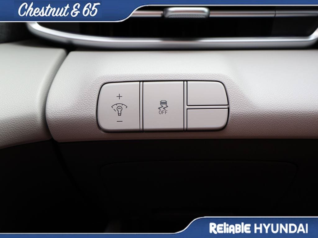 Certified 2025 Hyundai Elantra Limited FWD image 31
