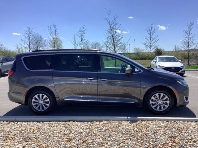 Used 2017 Chrysler Pacifica Touring-L image 4