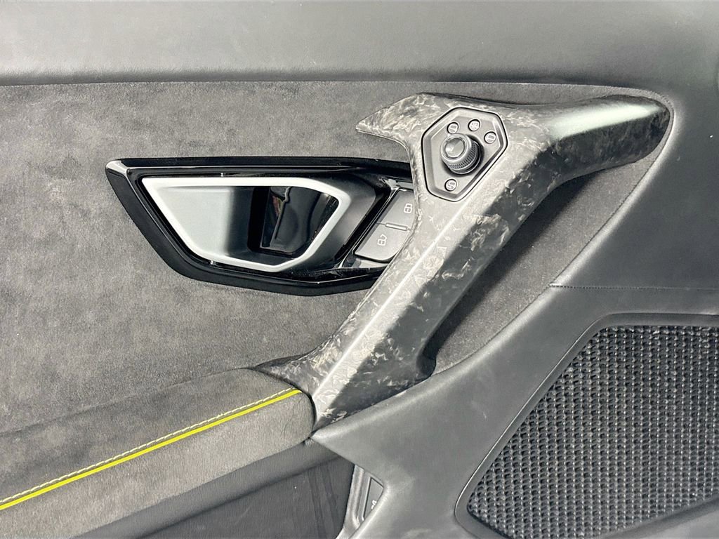 Used 2020 Lamborghini Huracan EVO image 18