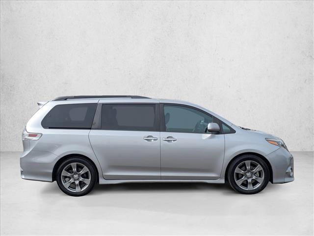 Used 2017 Toyota Sienna SE w/ SE Preferred Package image 4