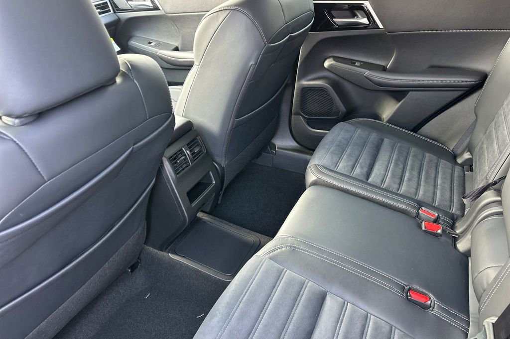 New 2025 Mitsubishi Outlander SE image 13