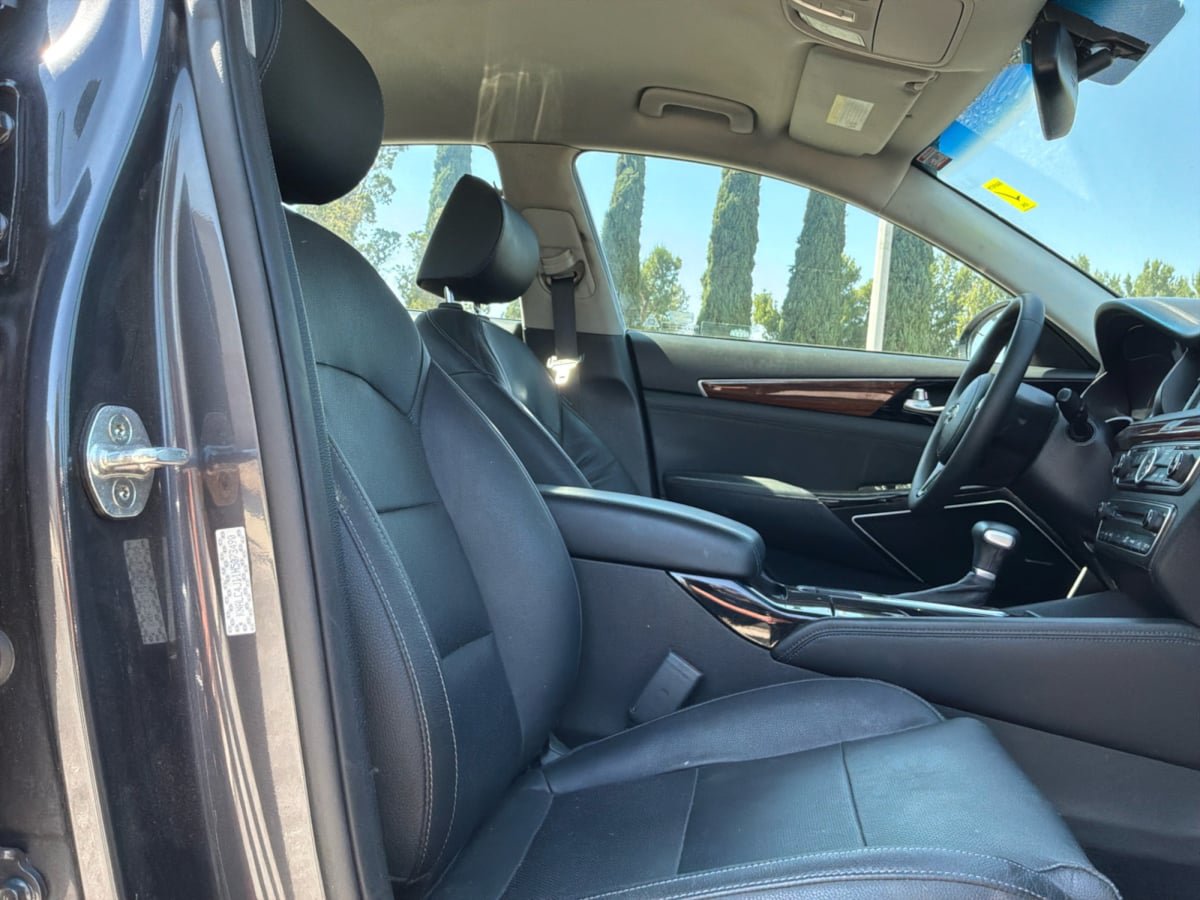 Used 2017 Kia Cadenza Premium w/ Luxury Package FWD image 19