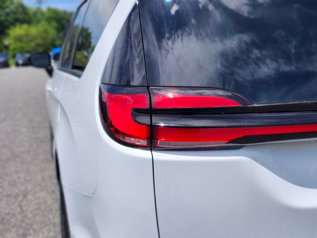 New 2026 Chrysler Pacifica Select w/ S Appearance Package AWD/4WD image 9