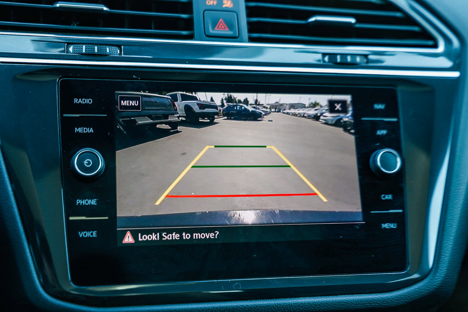 Used 2020 Volkswagen Tiguan SEL image 24