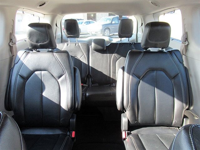 Used 2022 Chrysler Pacifica Touring-L FWD image 15