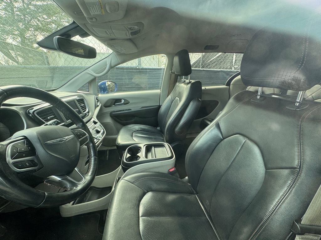 Used 2020 Chrysler Pacifica Touring-L image 8