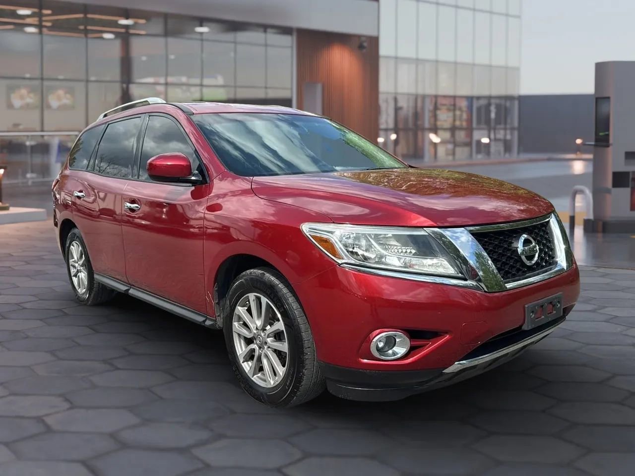 Used 2016 Nissan Pathfinder SV image 3