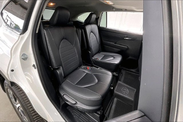 Used 2023 Toyota Highlander XLE AWD/4WD image 19