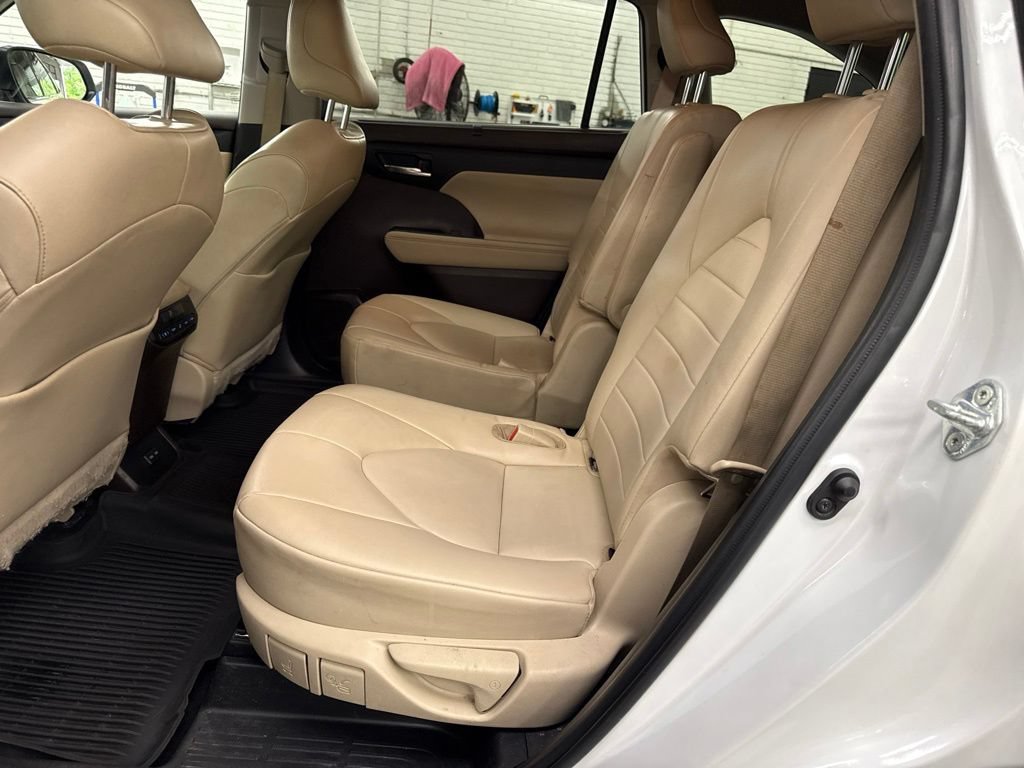 Used 2022 Toyota Highlander XLE AWD/4WD image 14