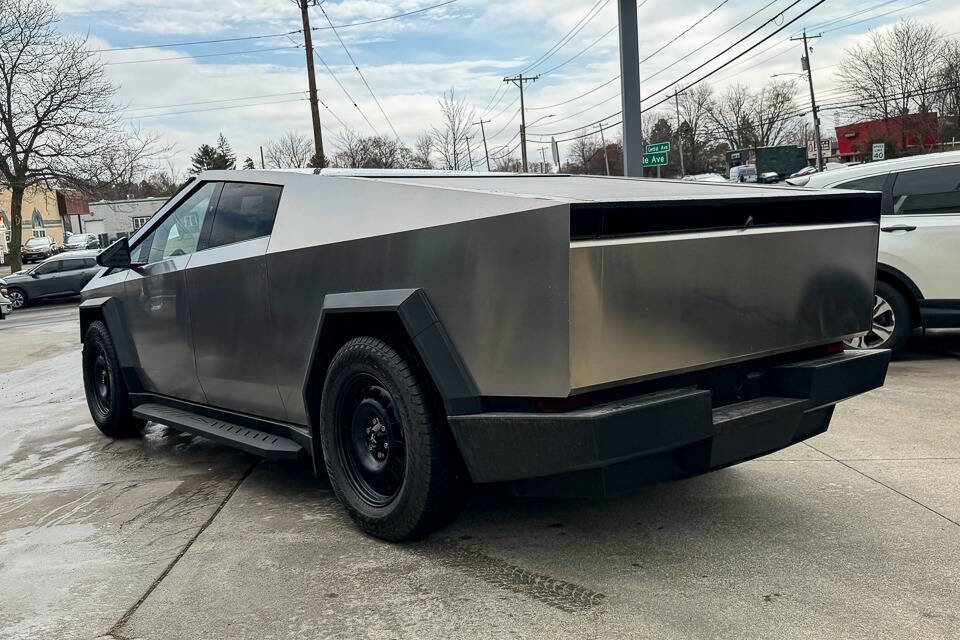 Used 2024 Tesla Cybertruck AWD Crew Cab image 5