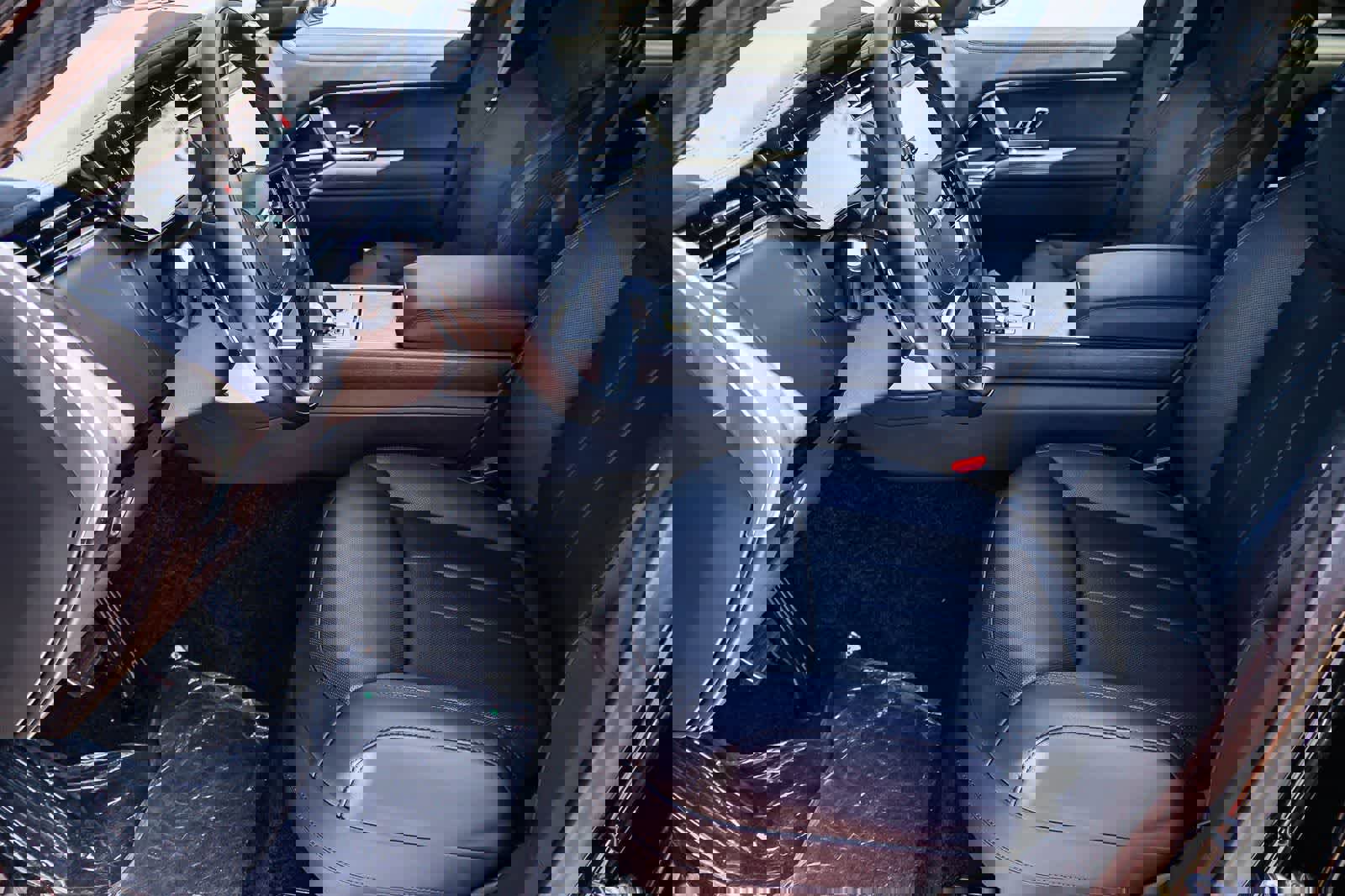 New 2026 Land Rover Range Rover Long Wheelbase SE image 19