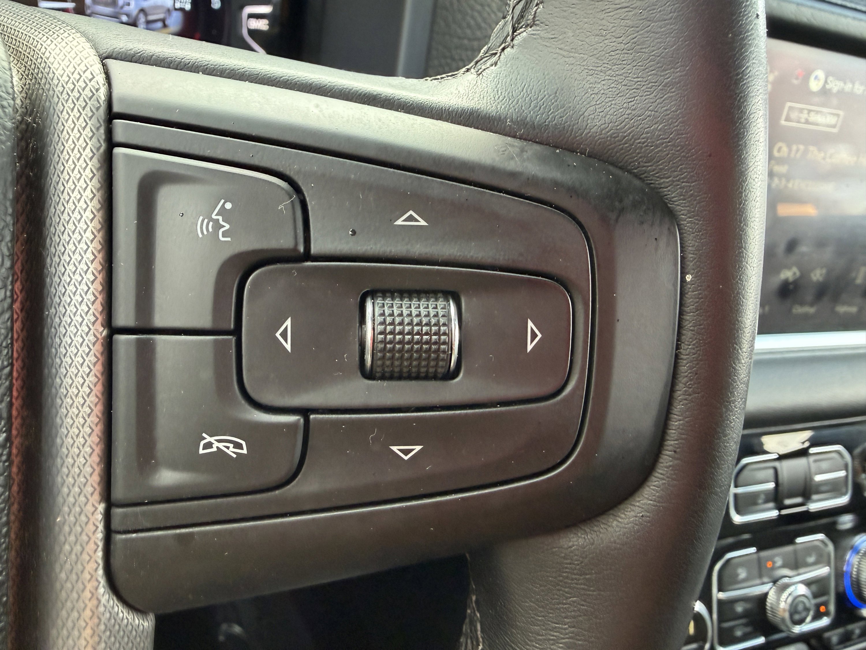 Used 2024 GMC Yukon XL Denali w/ Advanced Technology Package image 18