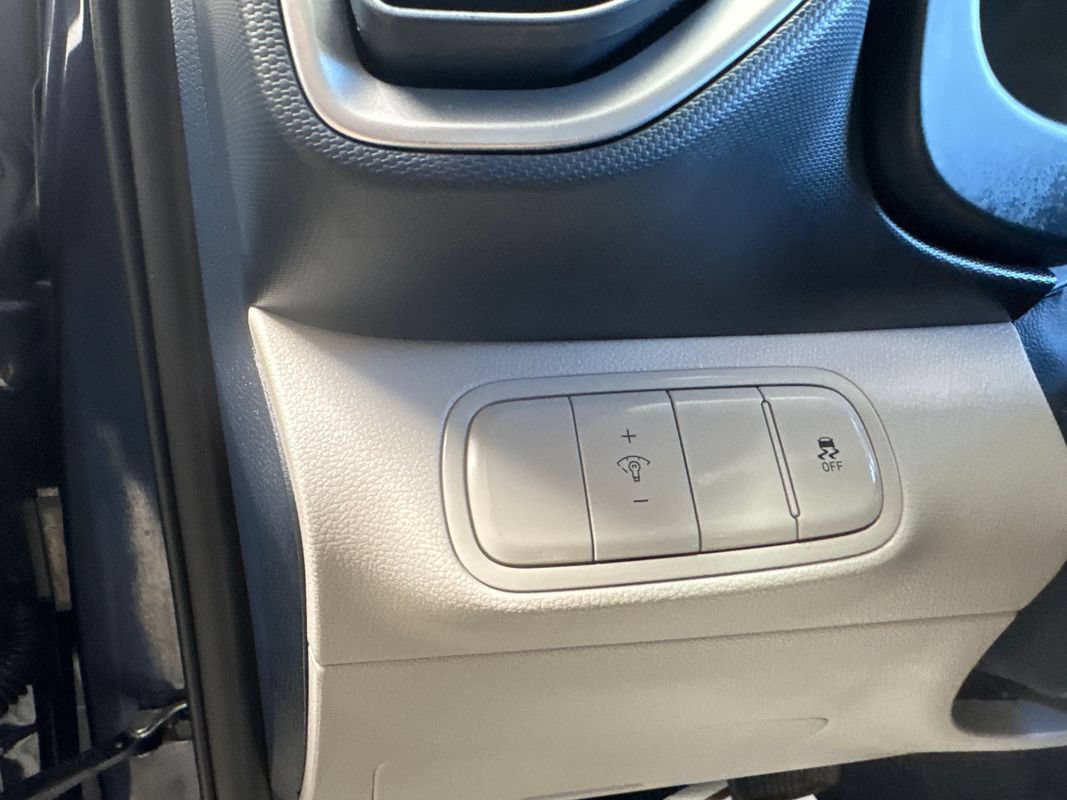 Used 2024 Hyundai Venue Limited FWD image 18