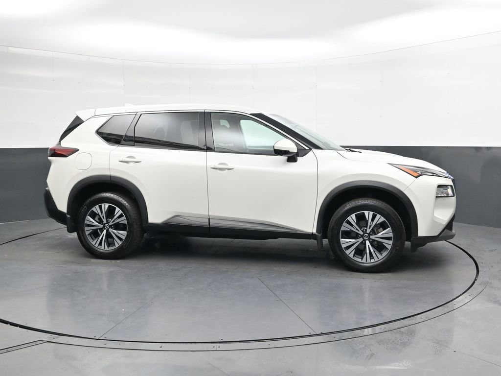 Used 2021 Nissan Rogue SV image 3