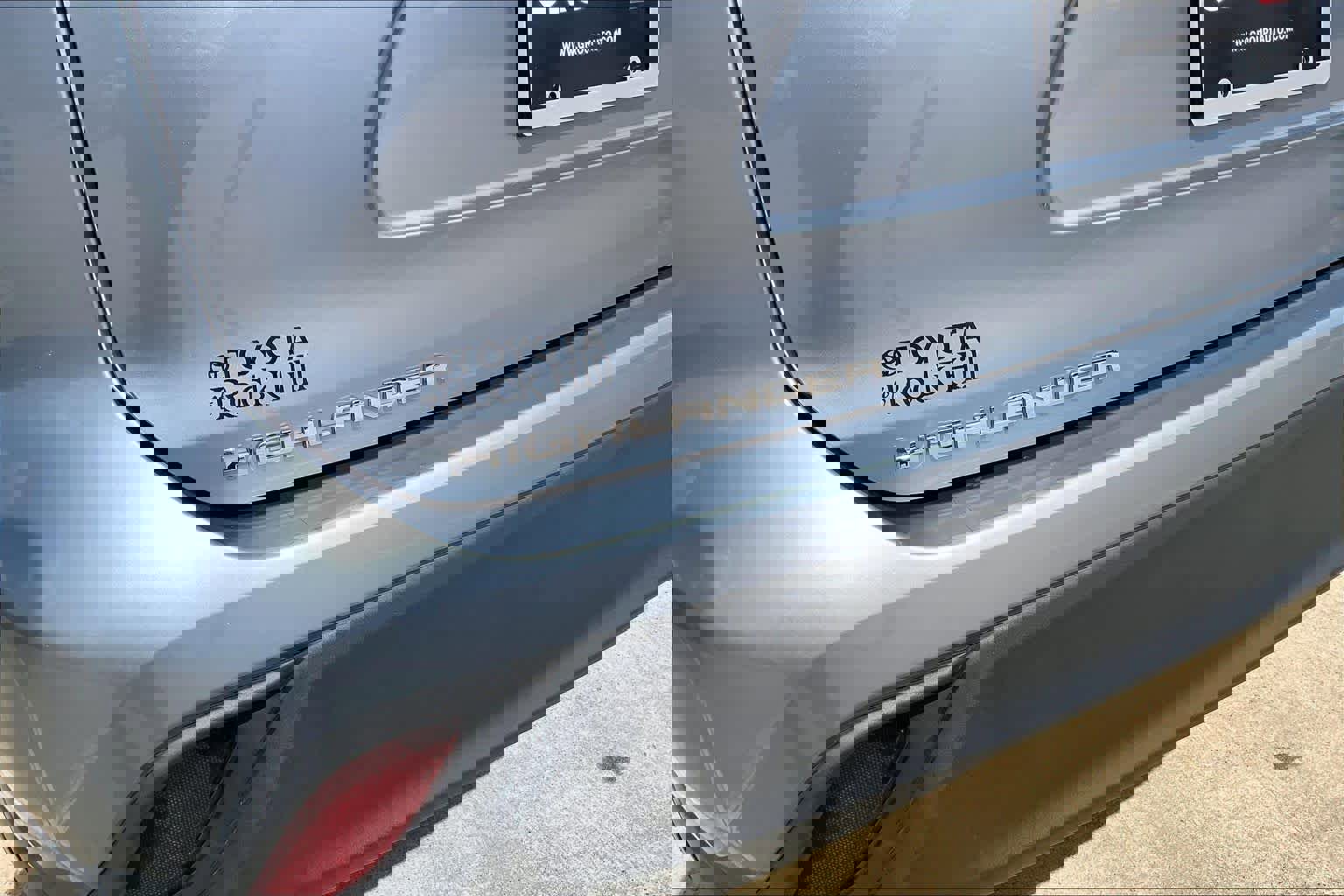 Used 2023 Toyota Highlander LE image 32