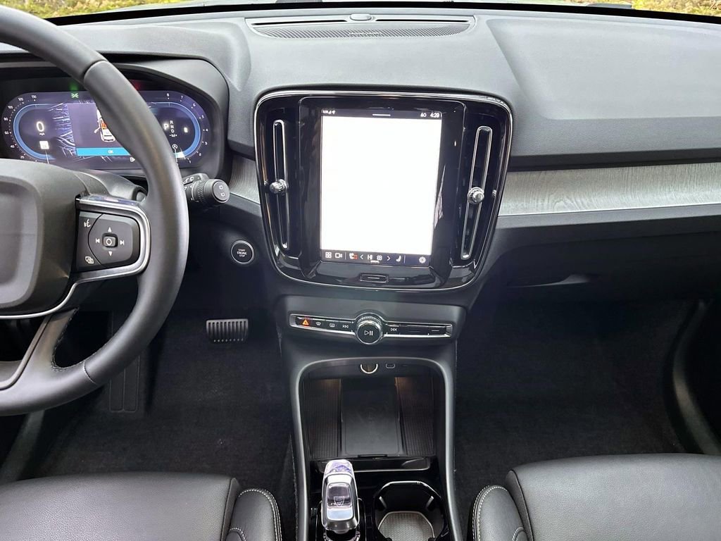 Used 2025 Volvo XC40 B5 Ultra w/ Protection Package Premier image 29