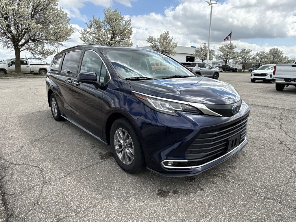 Used 2023 Toyota Sienna XLE FWD image 2