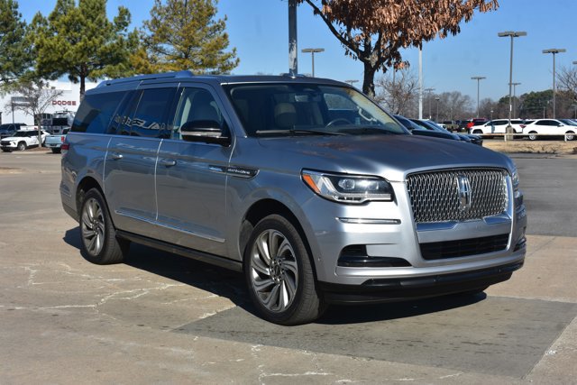 Used 2023 Lincoln Navigator L Reserve image 3