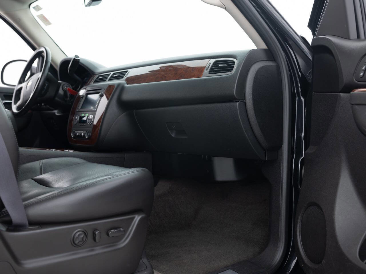 Used 2011 Chevrolet Tahoe LTZ AWD/4WD image 35