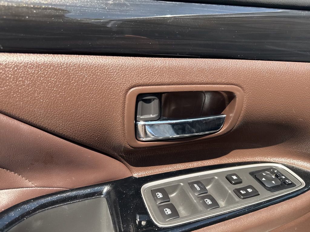 Used 2018 Mitsubishi Outlander 4WD Plug-In Hybrid image 13