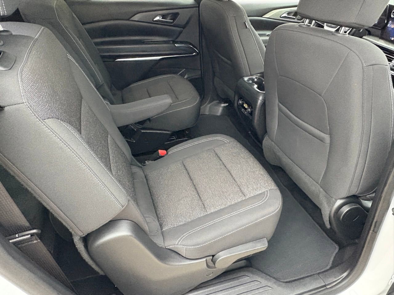Used 2025 Chevrolet Traverse LT image 32